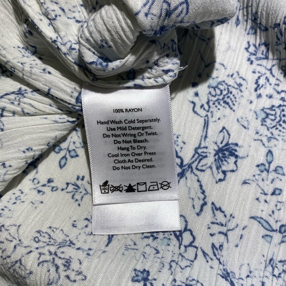 NWOT - Eddie Bauer | White with Blue Floral Pattern Top | Size XL - Picture 8 of 9